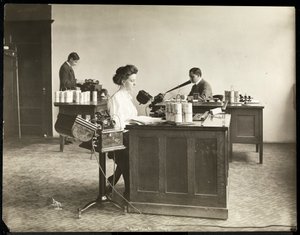 Innenansicht einer Frau, die von einem Diktiergerät tippt, und eines Mannes, der in ein anderes diktiert, bei der Edison Phonograph Co., West Orange, New Jersey, 1903